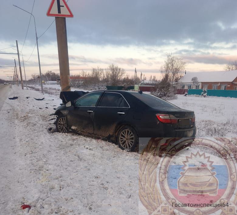 В Балаковском районе водитель «Тойоты Камри» протаранил столб