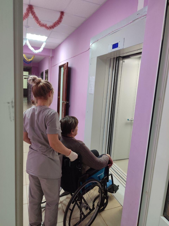 У Балтайской райбольницы с розовыми стенами начал работу долгожданный лифт