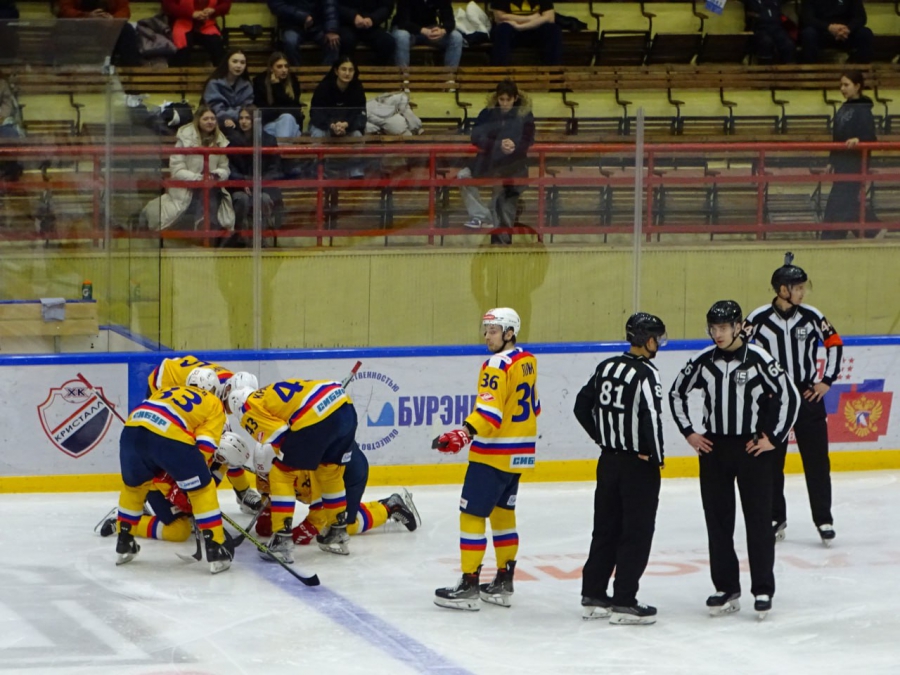 «Кристалл» пропустил семь шайб от «Химика»