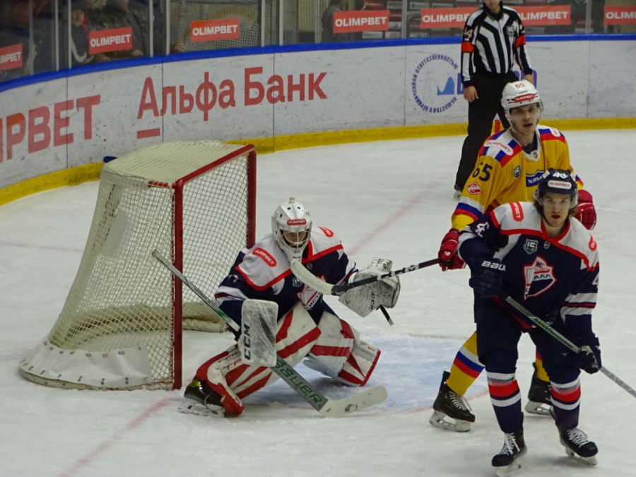 «Кристалл» пропустил семь шайб от «Химика»