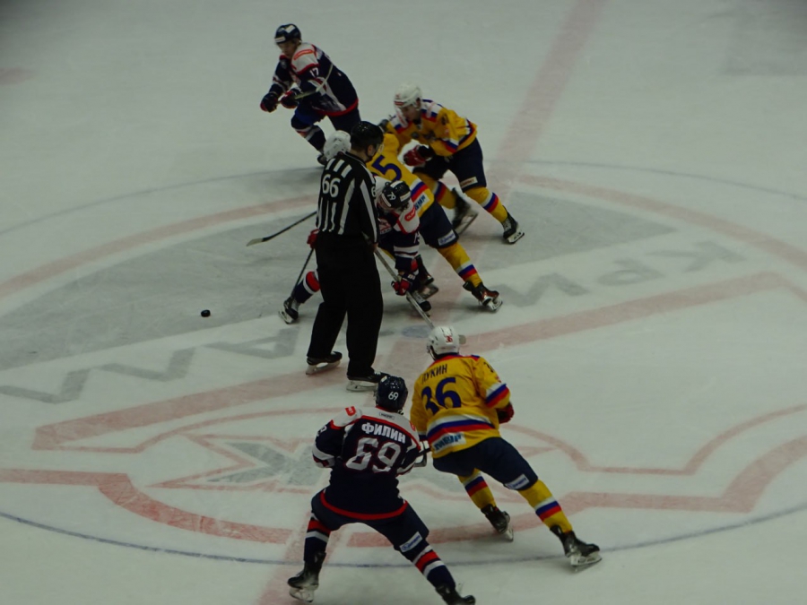 «Кристалл» пропустил семь шайб от «Химика»