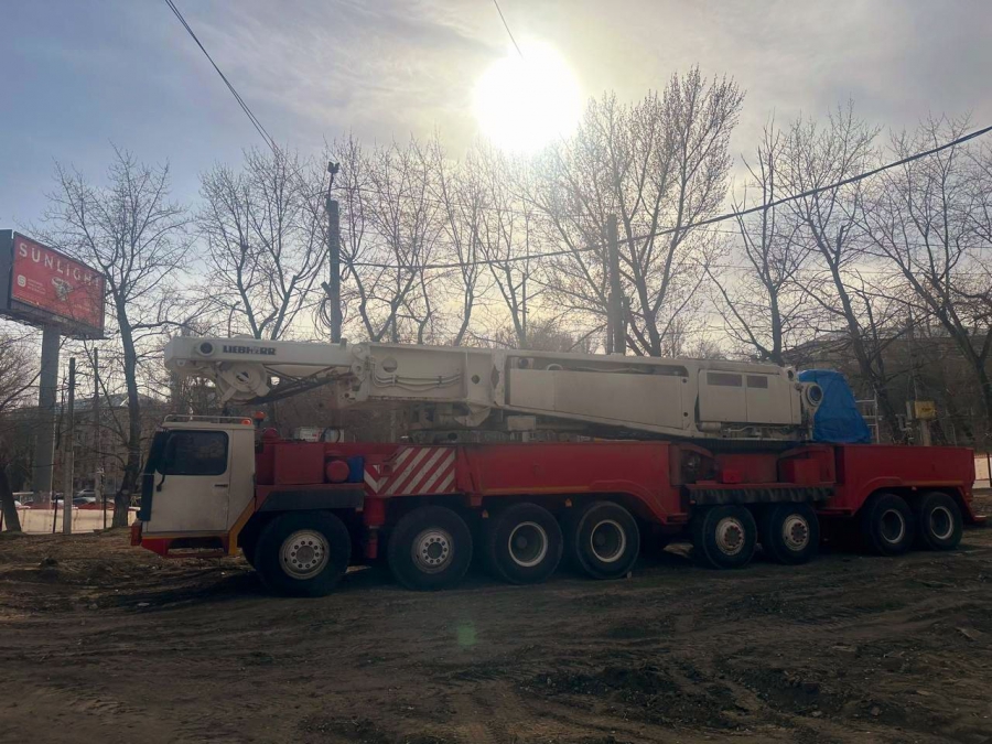 На Стрелке приступают к демонтажу самого сложного участка моста