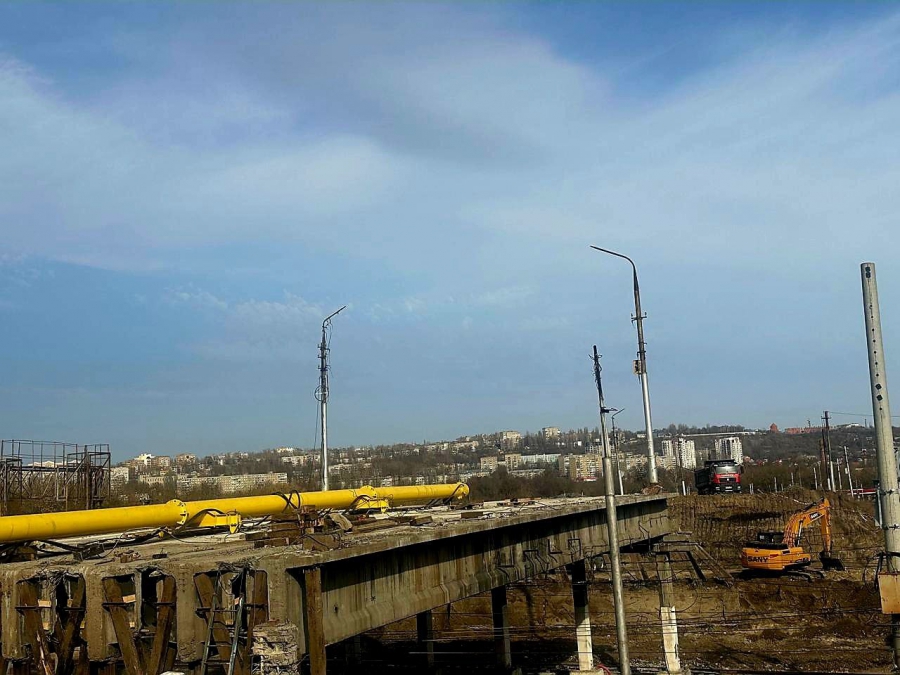 На Стрелке приступают к демонтажу самого сложного участка моста