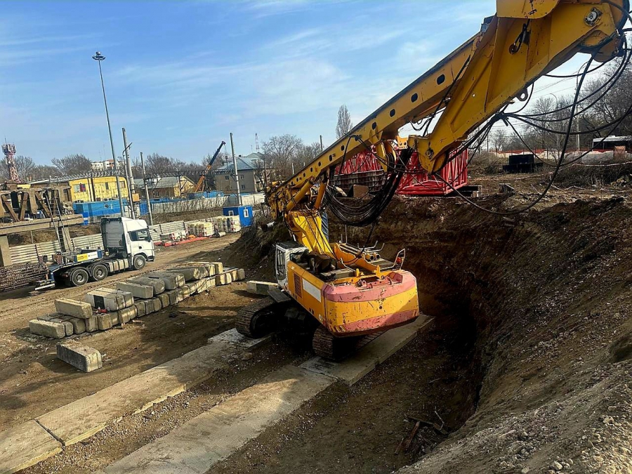 На Стрелке приступают к демонтажу самого сложного участка моста