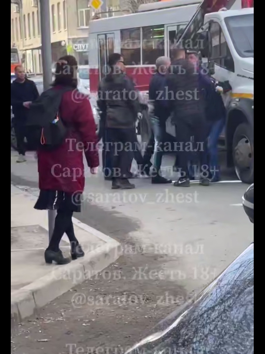 В центре Саратова возле эвакуатора произошла потасовка с участием полиции