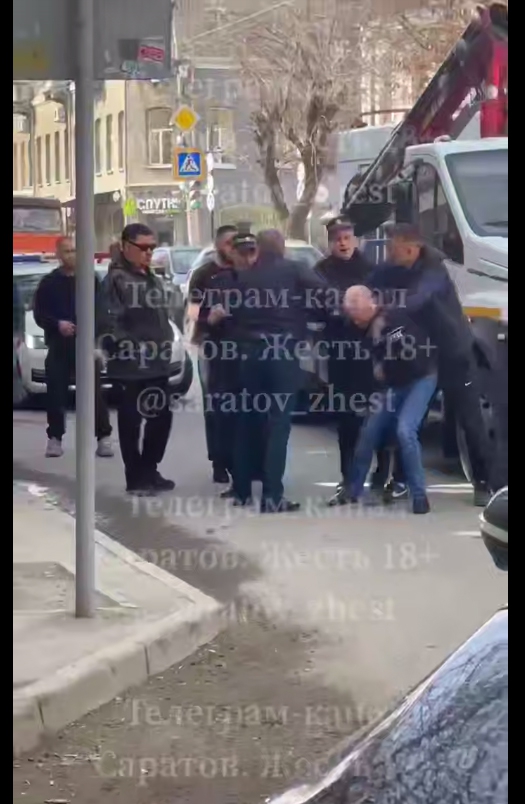 В центре Саратова возле эвакуатора произошла потасовка с участием полиции
