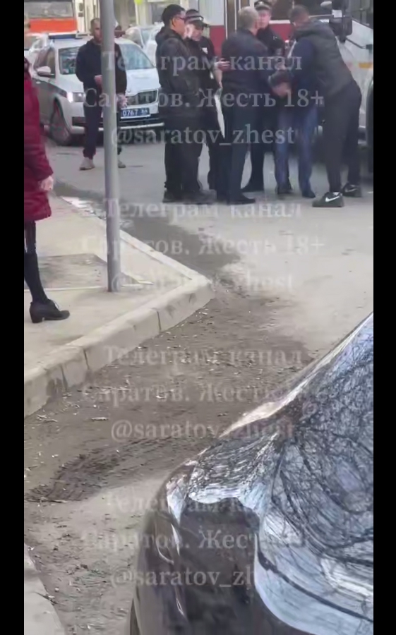 В центре Саратова возле эвакуатора произошла потасовка с участием полиции