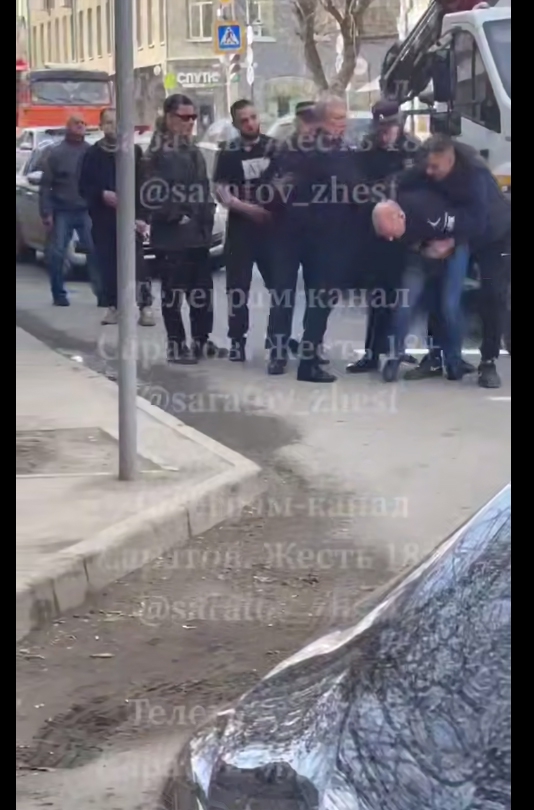 В центре Саратова возле эвакуатора произошла потасовка с участием полиции