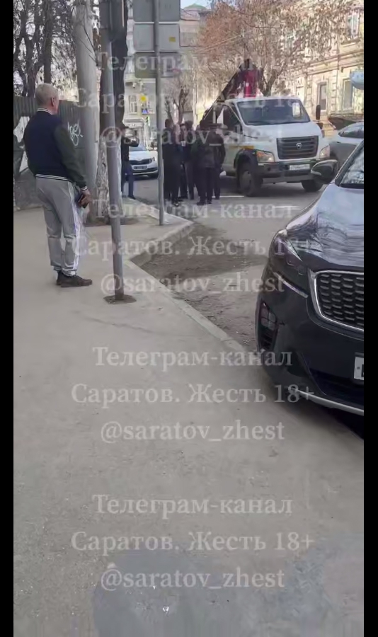 В центре Саратова возле эвакуатора произошла потасовка с участием полиции