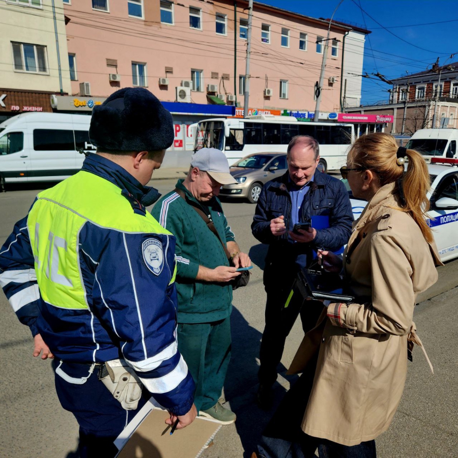 На Привокзальной площади нашли четверых таксистов-нелегалов без документов