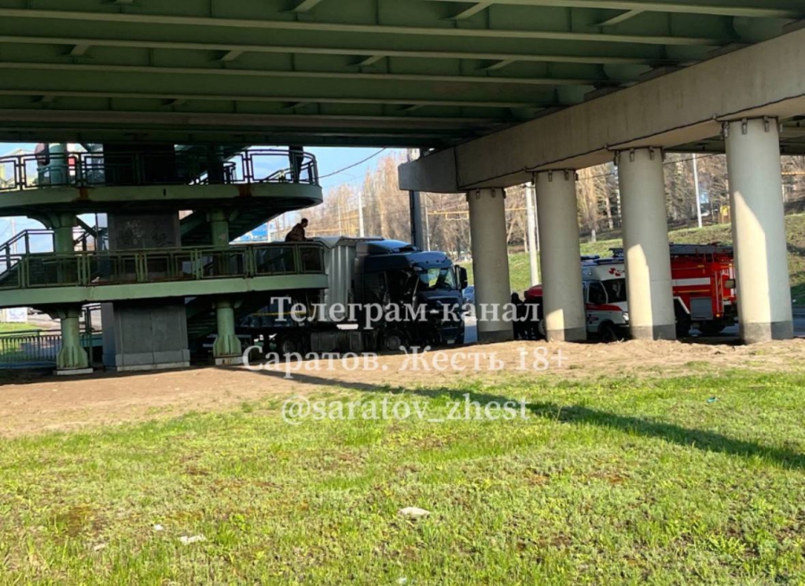 Дальнобойщик на грузовике протаранил опору Трофимовского моста