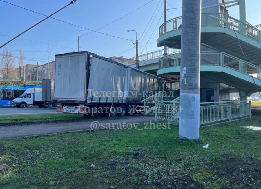 Дальнобойщик на грузовике протаранил опору Трофимовского моста