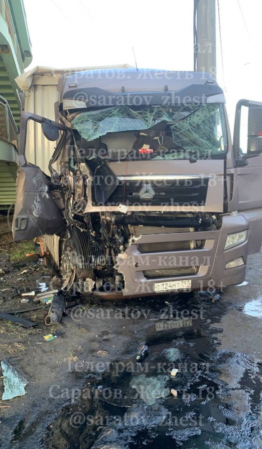 Дальнобойщик на грузовике протаранил опору Трофимовского моста