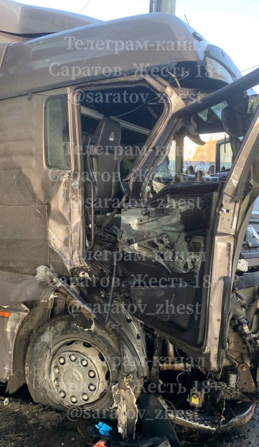 Дальнобойщик на грузовике протаранил опору Трофимовского моста