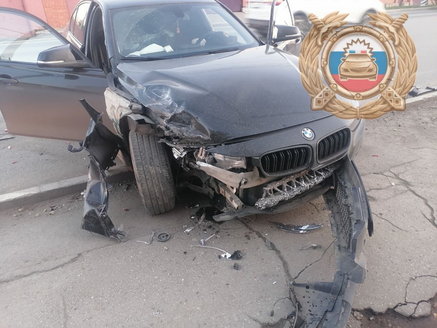 В Энгельсе автолюбительница пострадала в ДТП с «Хендэ», «БМВ» и «Ладой»