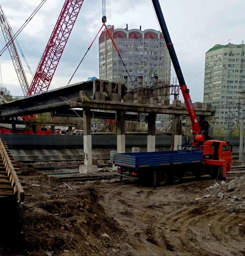 Для демонтажа самой большой секции моста на Стрелке пригнали 550-тонный кран