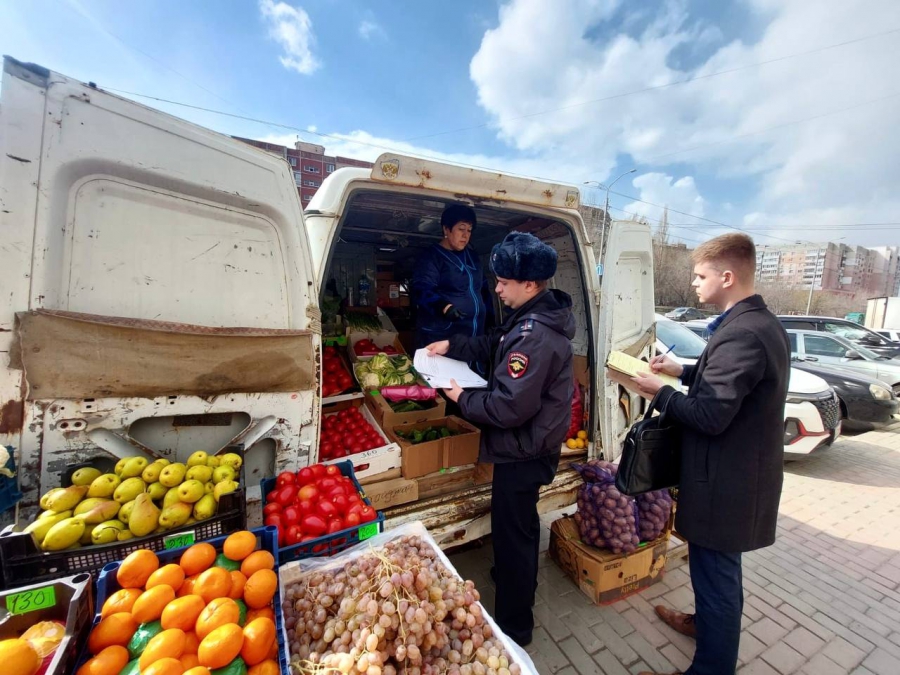 На Усть-Курдюмской и Тархова пресекли уличную торговлю фруктами и овощами