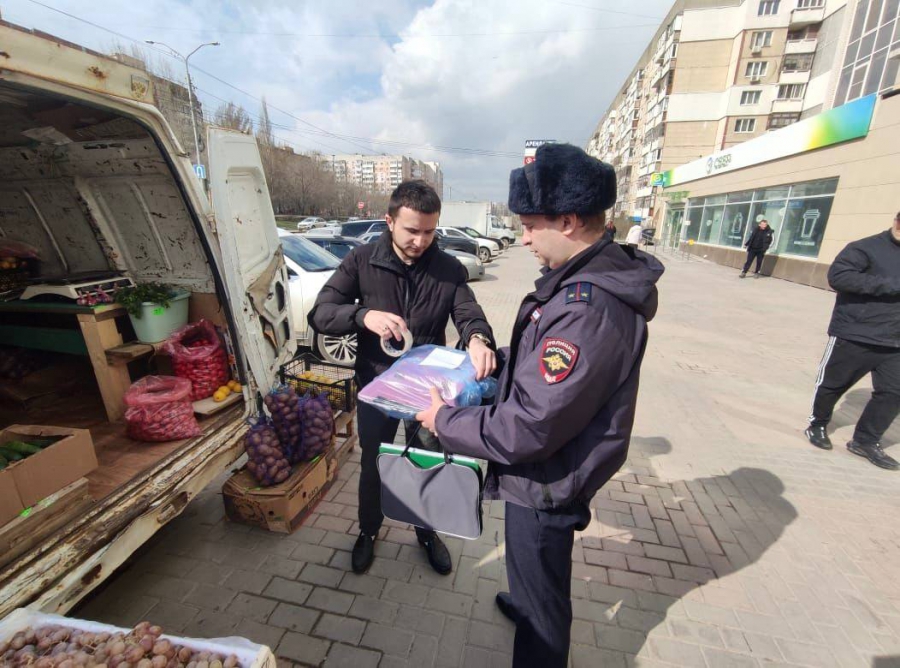 На Усть-Курдюмской и Тархова пресекли уличную торговлю фруктами и овощами