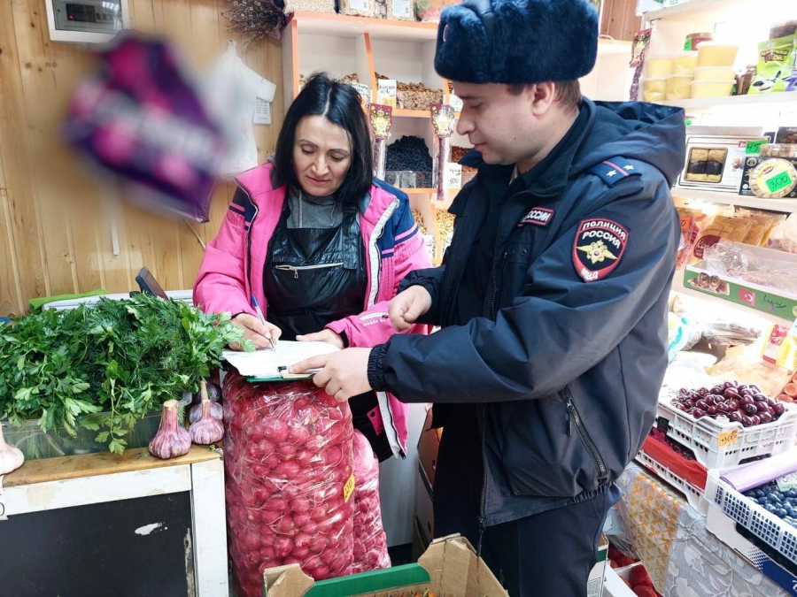 На Усть-Курдюмской и Тархова пресекли уличную торговлю фруктами и овощами