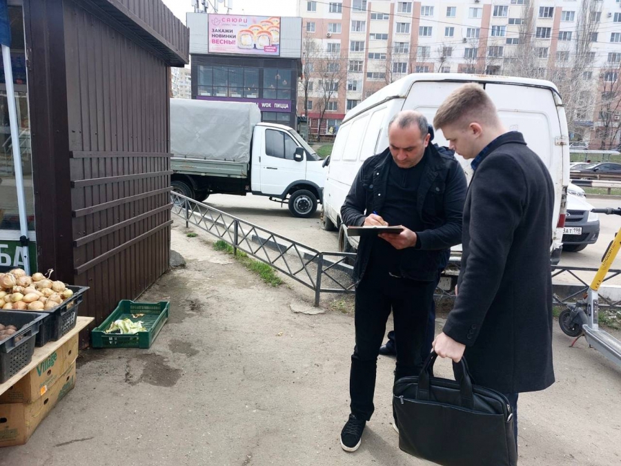 На Усть-Курдюмской и Тархова пресекли уличную торговлю фруктами и овощами