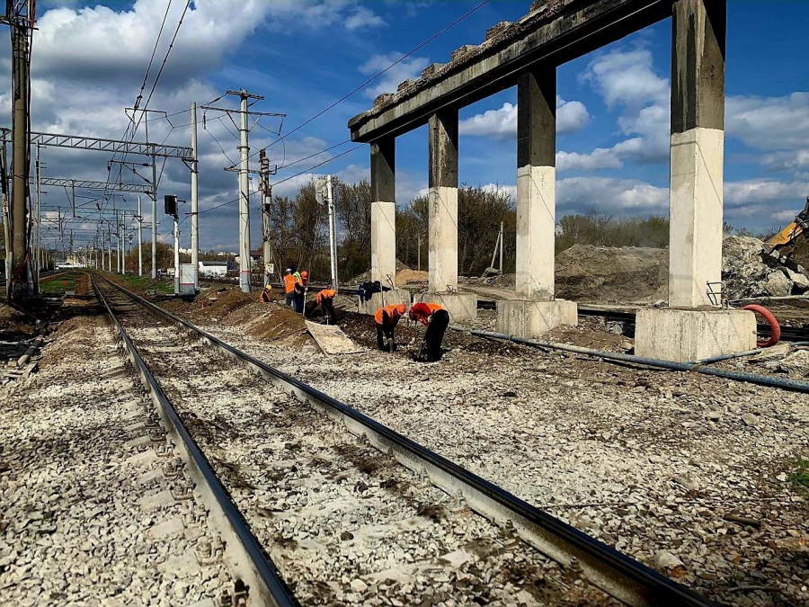 Строители снесли все пролеты автомобильного моста на Стрелке
