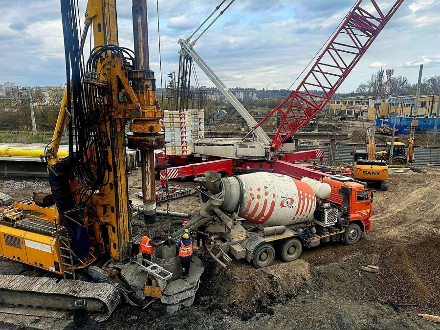 Строители снесли все пролеты автомобильного моста на Стрелке