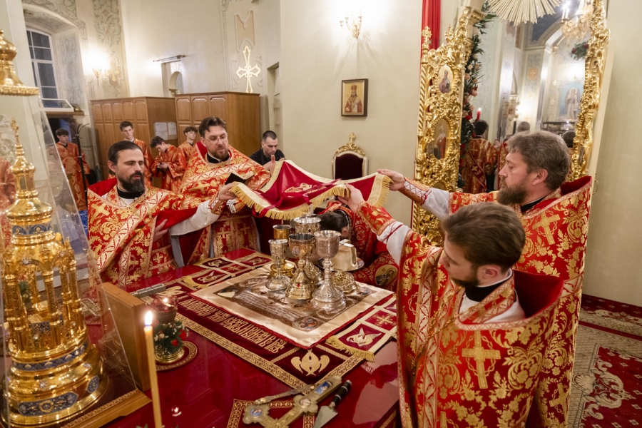 Митрополит Игнатий совершил пасхальное богослужение
