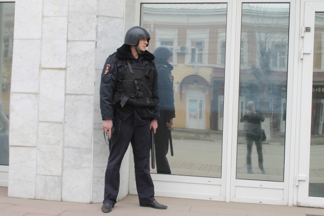 Охрана правительства. Охранники правительства. Охранник в школе. Охрана правительство Саратовской области.