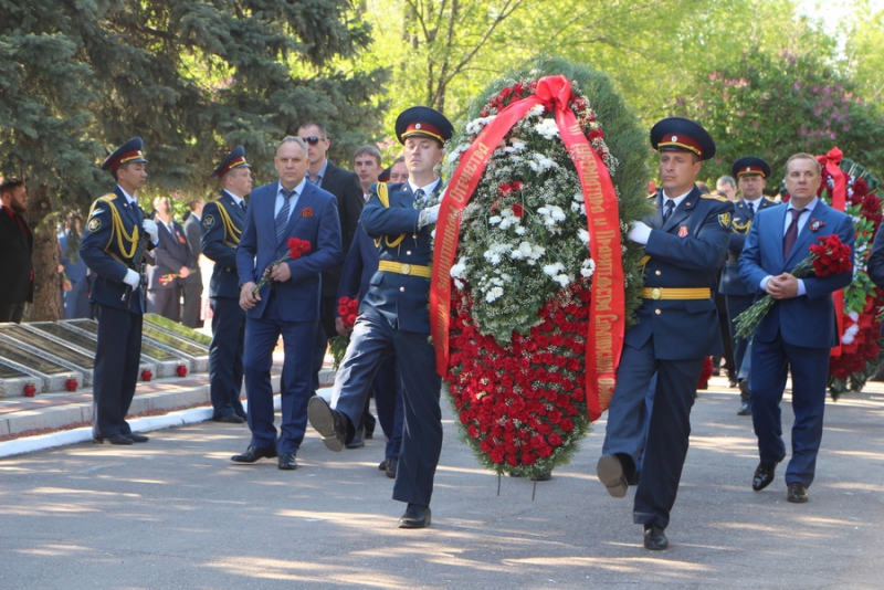 Фото возложение цветов к памятнику погибшим в великой отечественной войне