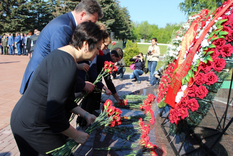 Фото возложение цветов к памятнику погибшим в великой отечественной войне