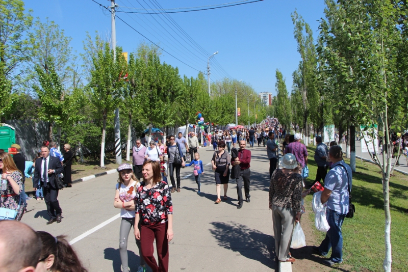 Акция сквер. Целинное парк Победы. Празднование 9 мая в с Целинное Курганская область. Митинг в парке Победы Саратов сегодня. Саратов 9 мая парк Победы 2006.