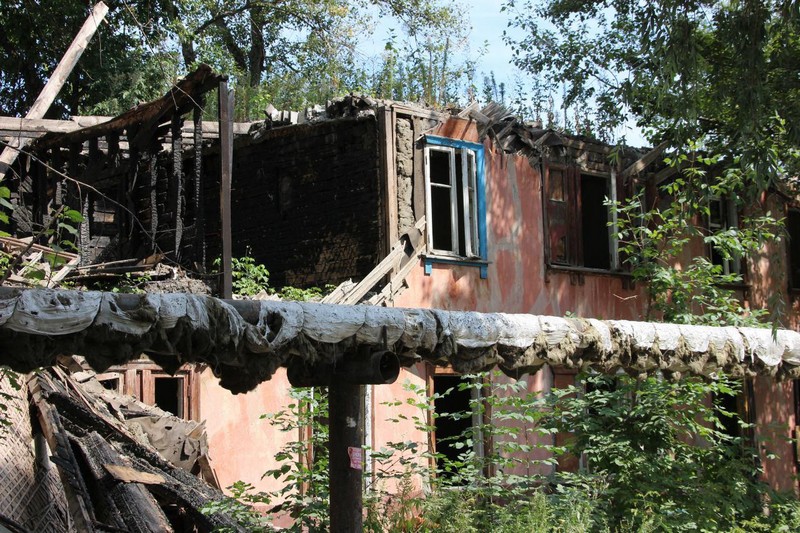 Дом на заводской. Аварийный дом с деревянными опорами.