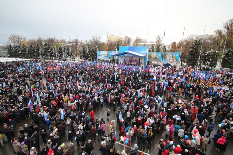 Саратовская население. Саратов население. Концерт на театральной площади в Саратове. Фото население Саратова. Фото в Саратове народного единства 4 ноября.