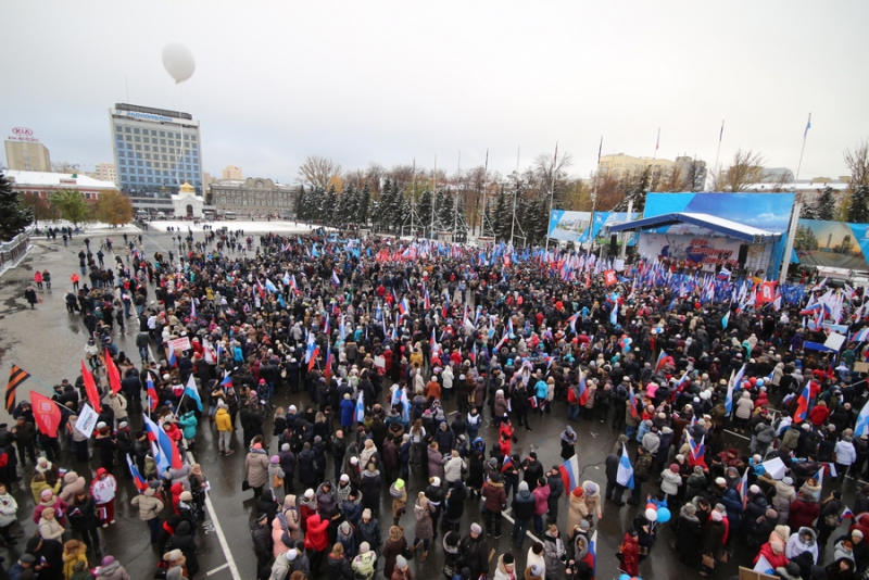 Митинг 4 ноября. 28 Октября 2004 года в Саратове на театральной площади митинг. Митинг в Саратове. Митинг на театральной площади в Саратове. Митинг в Саратове 2004 год.