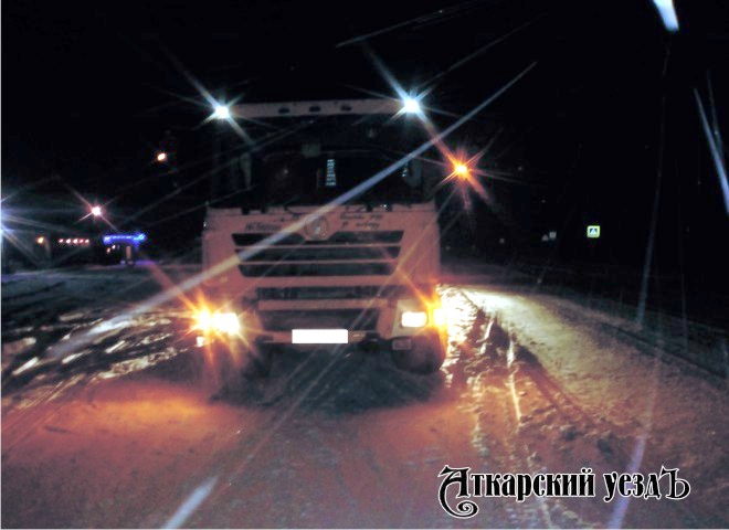 Под барнаулом поезд несколько километров тащил за собой машину с водителем