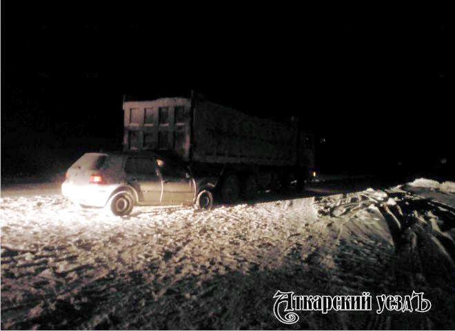 Под барнаулом поезд несколько километров тащил за собой машину с водителем