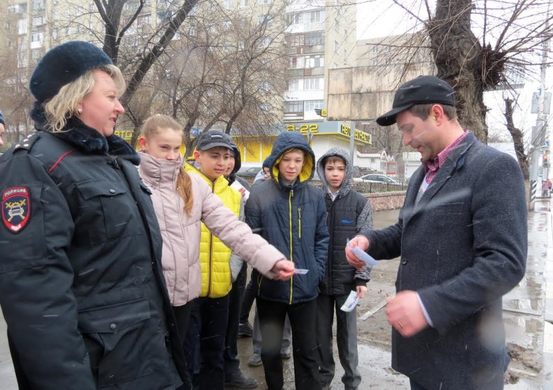 Улица гаи. Сотрудники ГИБДД Измалково. ГИБДД В Заводском районе Саратова. ГИБДД И школьники Сестрорецка акция с плакатами. ДПС Саратов заводской район.