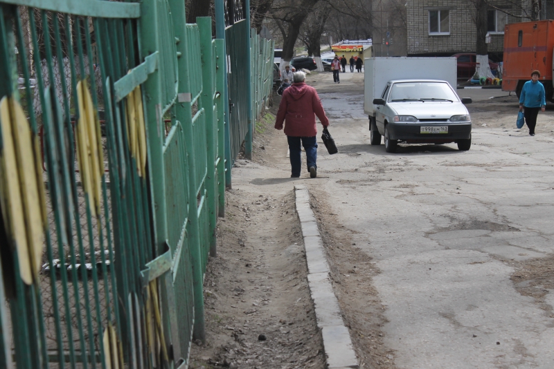 Откуда во дворе. Поребрик опасная дорога и не опасная. Краснодар фото на дороге при подъезде.