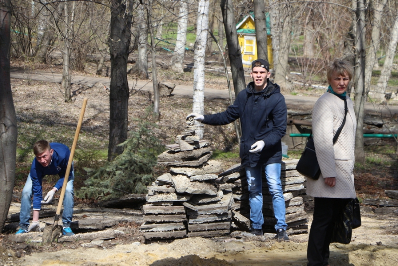 Сквер володина на васильевском. Вольск парк. Сквер памяти в «Володинском квартале» Пинега. Сквер Володина.