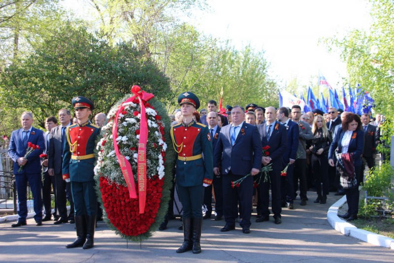 Возложение венков на 9. Венок для возложения к памятнику. Венок на памятник. Возложение венков. День Победы возложение венков.