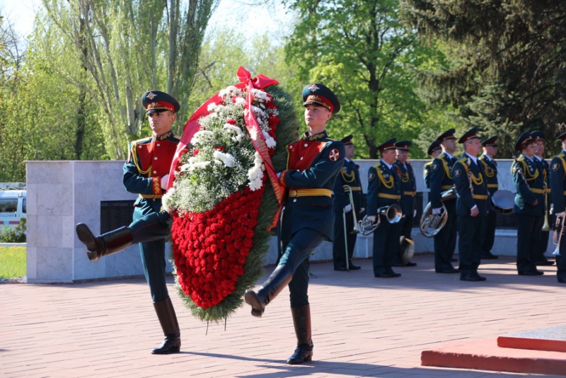 Возложение венков на 9. Венок для возложения к памятнику на 9 мая. Церемония возложения цветов к памятнику 9 мая. День Победы возложение венков. Венок на памятник.