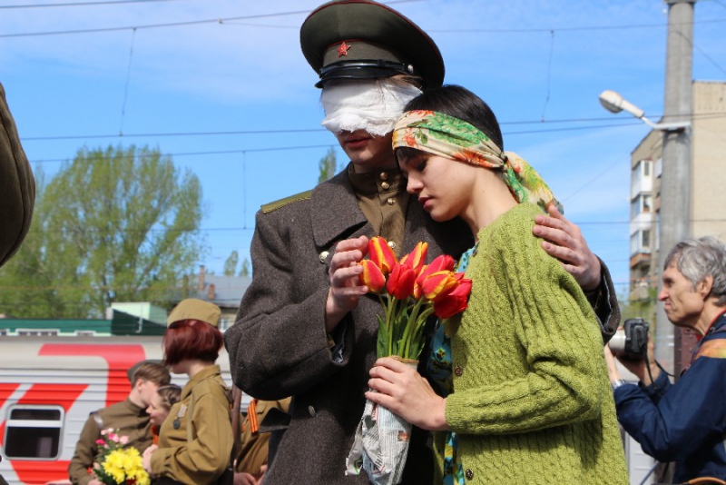 Встреча цвета. Встреча поезда Победы 1945. Встреча солдата. Встреча на вокзале с цветами. Встреча солдата на перроне.