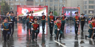 На Театральной площади состоялось шествие гарнизонных войск в честь Дня Победы На Театральной площади состоялось шествие гарнизонных войск в честь Дня Победы