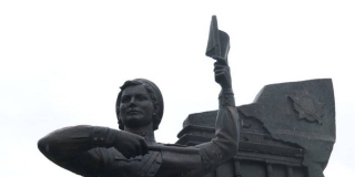 В Саратове открыли памятник «Бранденбургской мадонне» В Саратове открыли памятник «Бранденбургской мадонне»