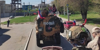 По улицам Саратова проехал трофейный натовский броневик По улицам Саратова проехал трофейный натовский броневик