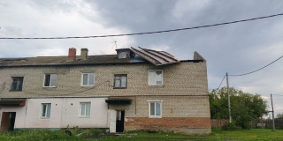 В Саратовской области сильный ветер сорвал кровлю со школы и детского сада В Саратовской области сильный ветер сорвал кровлю со школы и детского сада