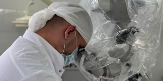 В Саратове врачи полностью вырезали новообразование из мозга женщины В Саратове врачи полностью вырезали новообразование из мозга женщины