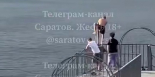 В Энгельсе парень получил тяжелые травмы после прыжка с пристани в воду В Энгельсе парень получил тяжелые травмы после прыжка с пристани в воду