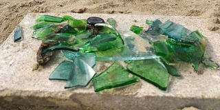 Отдыхающие жалуются на множество осколков на пляже у моста Саратов-Энгельс Отдыхающие жалуются на множество осколков на пляже у моста Саратов-Энгельс