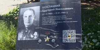 В Энгельсе вандалы изуродовали табличку Герою Советского Союза В Энгельсе вандалы изуродовали табличку Герою Советского Союза